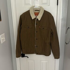 Brownish/tan Levi jacket with Sherpa inside.